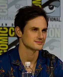 Andrew James West interprète Henry Mills (adulte)