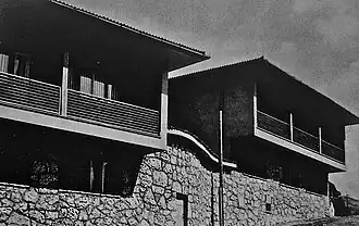 Ce complexe d'habitation de 1953 à Džidžikovac, conçu par Andrija Čičin-Šain, a été influencé par les loggias et doksa traditionnelles bosniaques