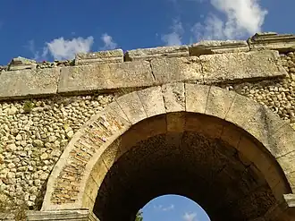 L'inscription latine attestant de l'héritage testamentaire de Macro.