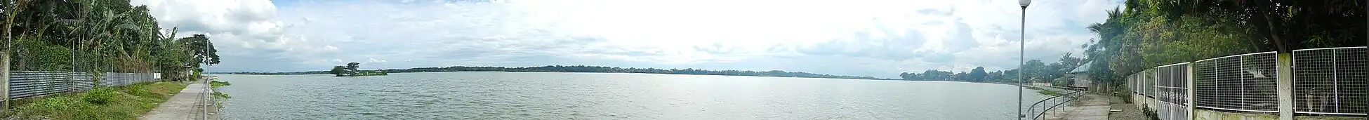 Panorama à 180° depuis San Rafael, montrant le lac créé par le barrage de Bustos&nbsp;(en).