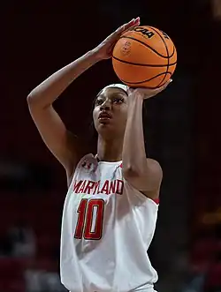 Angel Reese tire un lancer franc pour le Maryland en 2021.