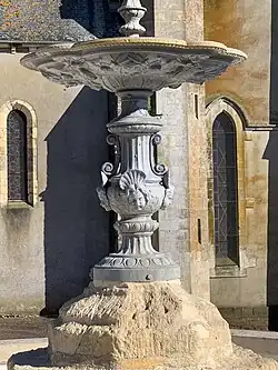 Angelots de la fontaine de Sens-Beaujeu.