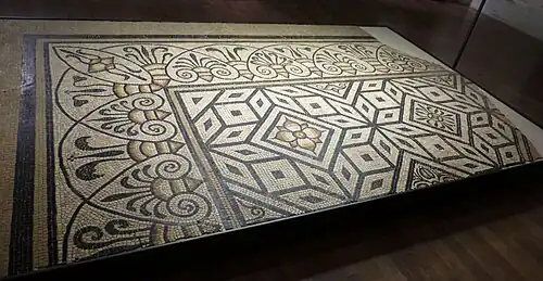 Mosaïque polychrome dite du ralliement, à décor géométrique et floral, de la fin du IIe&nbsp;siècle