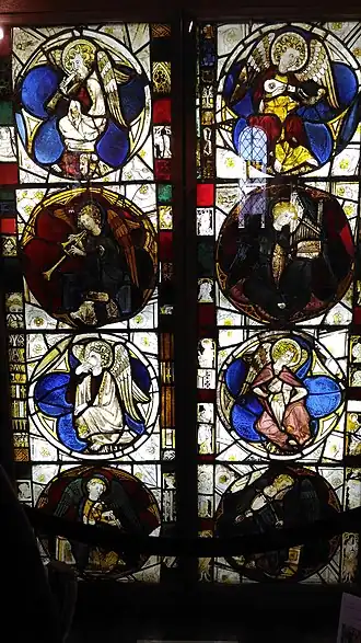 Vue générale du vitrail des Anges musiciens avec les huit joueurs de musique dans des médaillons individuels