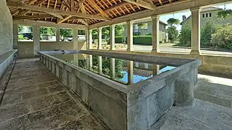 Le bassin du lavoir couvert.