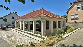 Le lavoir-abreuvoir couvert.