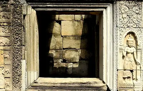 Bas-relief et divinité féminine sur une face externe.