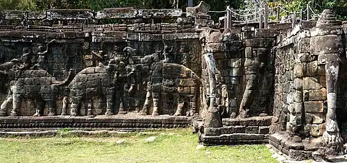 Défilé d'éléphants, du perron Sud de la Terrasse des éléphants