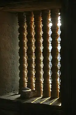 Fenêtre à claustra d'Angkor Vat datant du XIIe&nbsp;siècle.