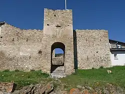 L'ancien château et sa porte.