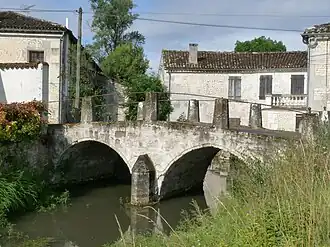 Pont médiéval à Angles.
