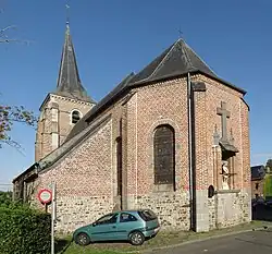 Église Saint-Martin, chevet, avec sa niche ouverte.
