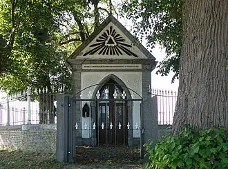 Chapelle Saint-Roch, fronton marqué du delta mystique.