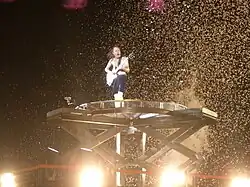 Homme caucasien jouant de la guitare.