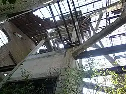 Vue en contre-plongée vers le haut du chevalement.