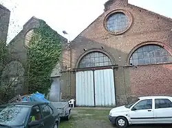 Des bâtiments annexes.