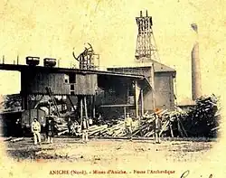 Carte postale ancienne en sépia de la fosse Archevêque des mines d'Aniche à Aniche, avec son chevalement métallique et ses bâtiments divers.