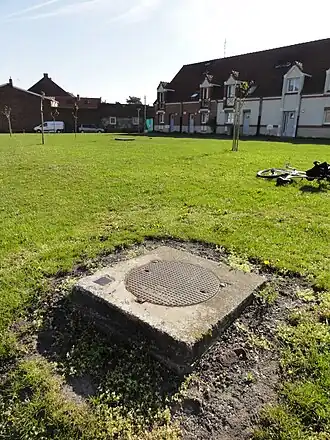 Le puits Saint-Waast au premier plan, et en arrière-plan, le puits Sainte-Barbe.