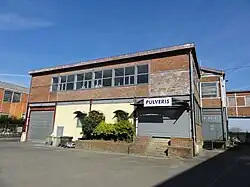 Le puits Saint-Mathias est à gauche de ce bâtiment.