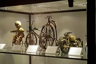 Vitrine de vieux jouets