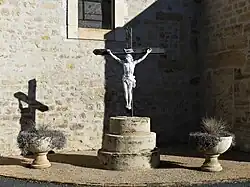 Le crucifix à côté de l'église.