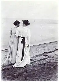 Photographie d'Anna Ancher et Marie Krøyer sur la plage, par Peder Severin Krøyer en 1892.