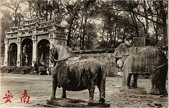 Carte postale représentant les rangées de statues.