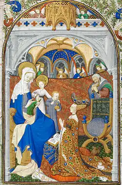 Une femme à genoux en position de prière habillée d'un manteau rouge et or