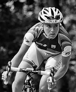 Photo d'Annemiek van Vleuten en noir et blanc