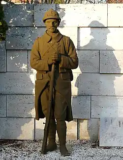 Détail du monument aux morts érigé à Gravelle.