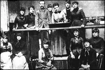 Herbert Burrows et Annie Besant au comité de grève des ouvrières de la manufacture d'allumettes