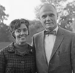 Photo en noir et blanc de John et Annie Glenn