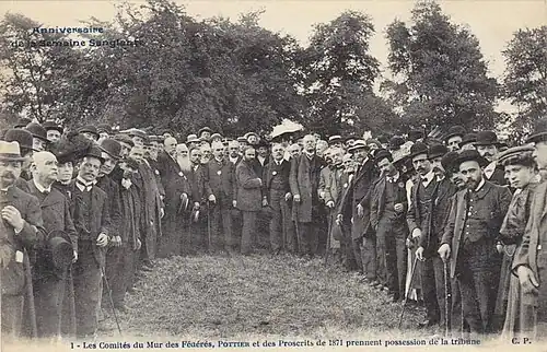 Photographie montrant des hommes rassemblés en demi-cercle.