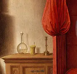 Commode, carafe, cierge, chandelier, rideau rouge. Scène sereine, riche texture, style académique, détaillé.