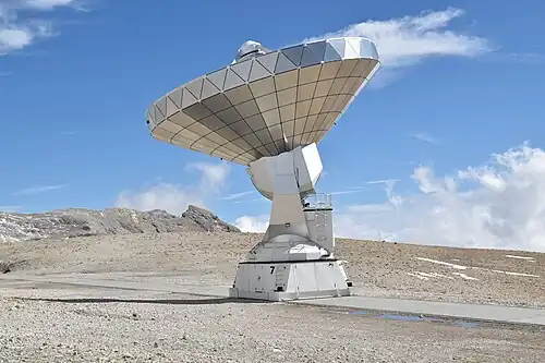 Une des douze antennes de l'observatoire.