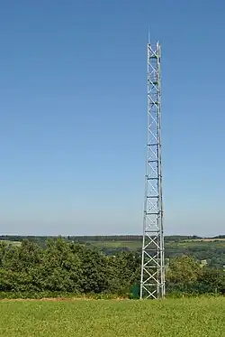 Photographie en couleurs, représentant l'antenne-relais implantée à Prat.