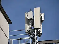 Un site mobile sur un toit-terrasse, équipé d'antennes panneaux longues émettant la 2G et la 4G, et d'antennes courtes dites actives permettant d'émettre la 5G.