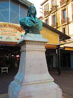 Buste le représentant réalisé par Léopold Morice, sur la place Masséna à Antibes.