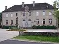 La mairie d'Antignac, et le monument aux morts.