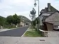La rue principale, en direction de Riom-ès-Montagnes.