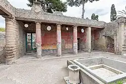 bassin carré devant trois colonnes rouges