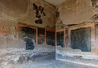 pièce, murs peints en carrés noirs entourés de rouge