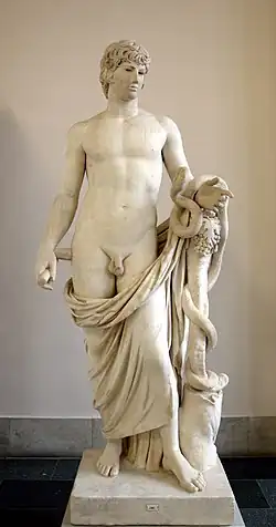 Une sculpture romaine en marbre d'Agathodémon, restaurée avec une tête sans rapport et présentée comme « Antinous Agathodaemon » ; sculpture achetée à Rome vers 1760. (Staatliche Museen, Berlin)