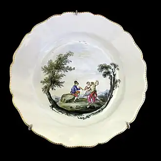 Assiette à décor polychrome et or, Marseille, musée des arts décoratifs, de la faïence et de la mode.