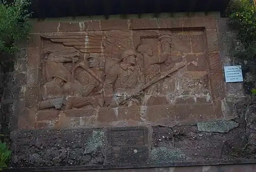 Aux morts glorieux du 363e RI, bas-relief sculpté par Antoine Sartorio dans le grès vosgien sur le lieu de ses propres combats.