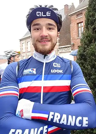 Marc Fournier sous les couleurs de l'équipe de France espoirs au départ de la 1re&nbsp;étape du Triptyque des Monts et Châteaux 2015.