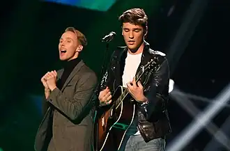 Anton Hagman, interprétant Kiss You Goodbye.