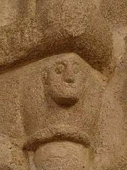 Chapiteau roman à masque.