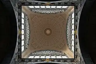 Coupole-lanterne au-dessus de la salle des pas perdus.