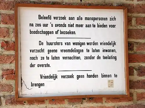 Écriteau à l'entrée : « Prière aux membres de la gent masculine de ne plus se présenter après 18 h ».